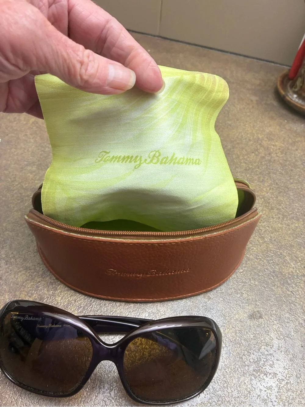 Tommy Bahama women’s sunglasses with case and cloth
